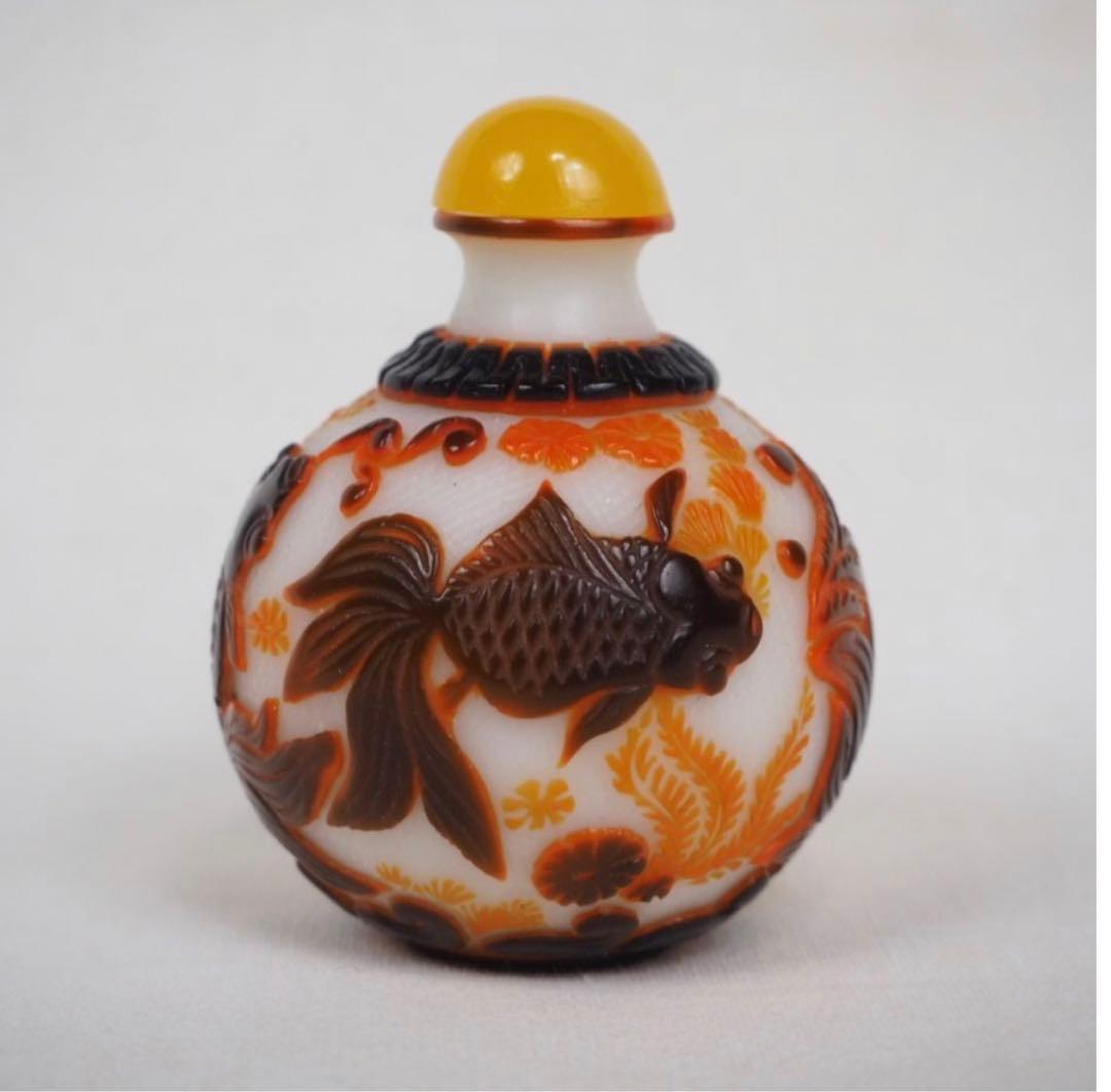 送料無料　色被せガラス　細密彫刻ガラス小瓶　中国古玩骨董　高さ5.8ｃｍ