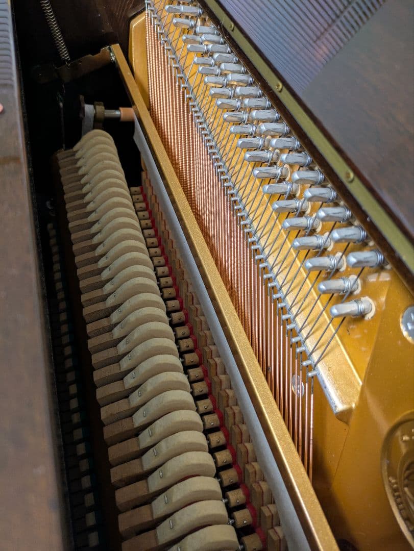 STEINBURG　アップライトピアノ　猫足　ダークウォールナット　木目調