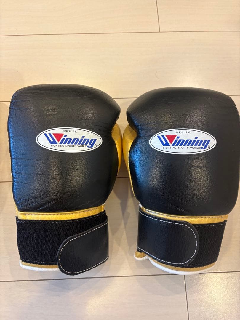 Winning ボクシンググローブ 10 oz 黒/金