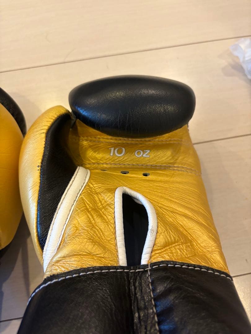 Winning ボクシンググローブ 10 oz 黒/金