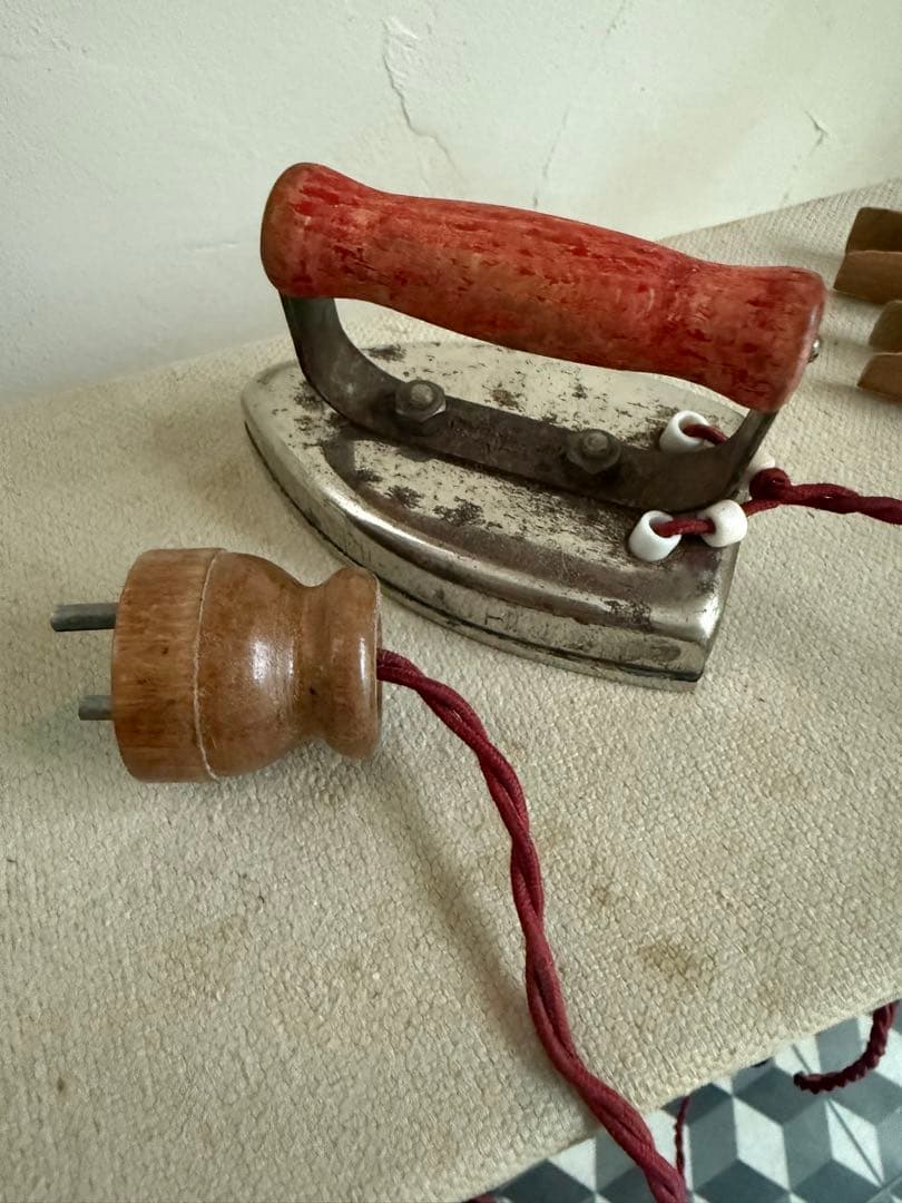 アンティーク おままごと アイロン台 セット ミニアイロン 洗濯ばさみ　フランス