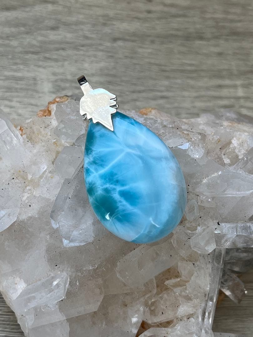 天然石ラリマー☆高品質！しずく型ペンダントトップ①☆リーフ型バチカンがステキ！