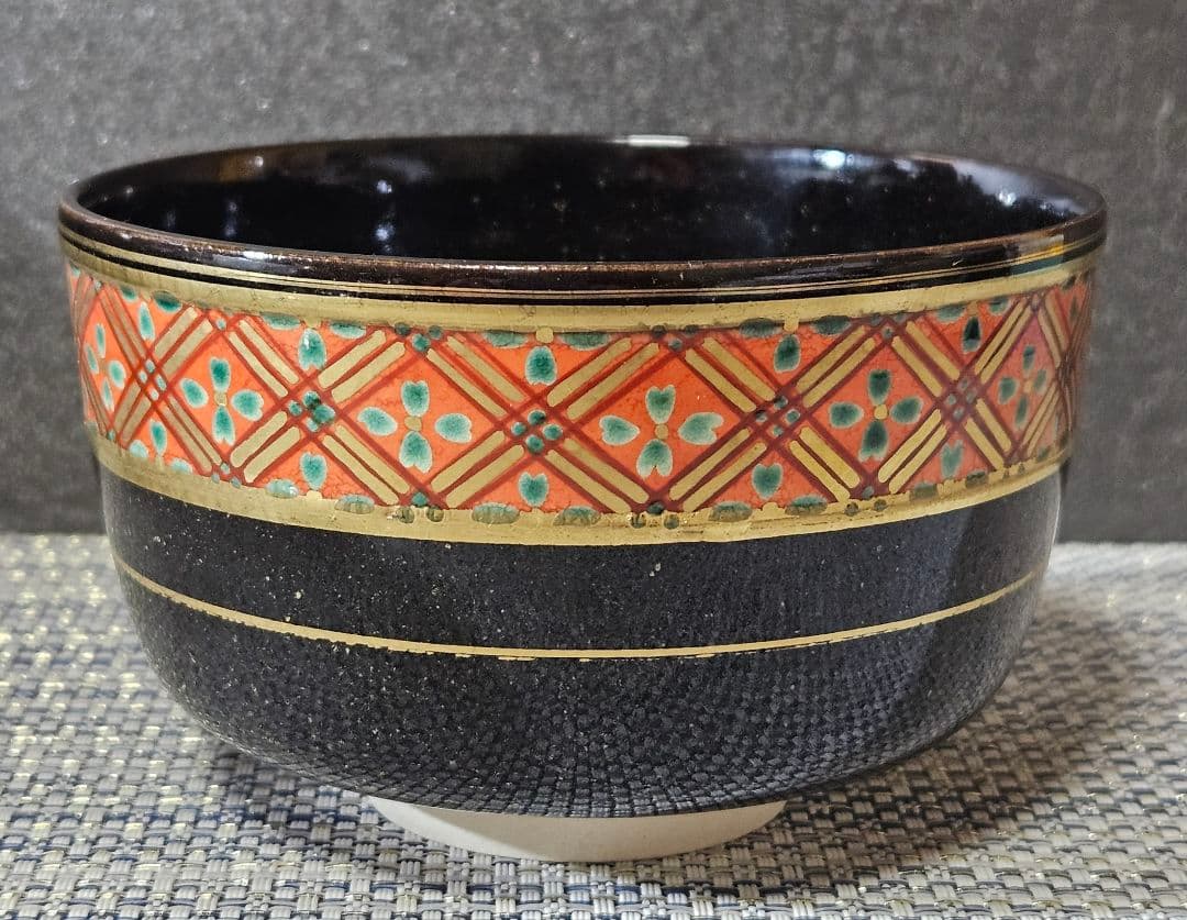 日展作家　三代 山澤松篁 造　京焼　清水焼　金彩色絵　着彩花菱帯文　茶碗　茶道具