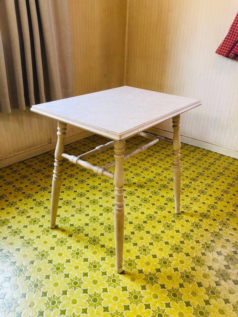 来た！ アンティーク　欧米家具　ホワイト木製サイドテーブル