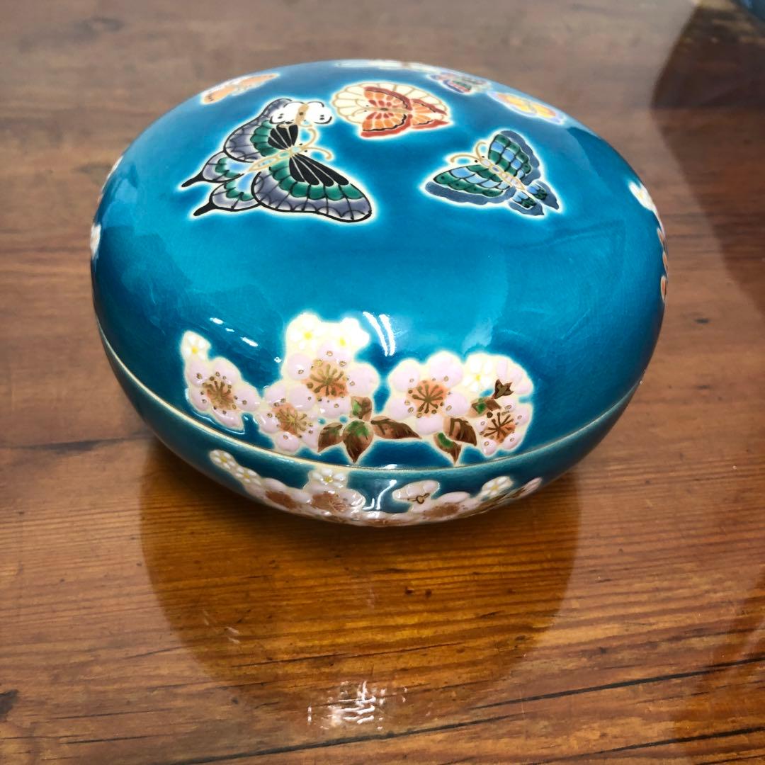 天皇皇后両陛下　翠玉婚記念　手塚石雲作　ボンボニエール　翠玉櫻蝶文喰籠　花蝶窯