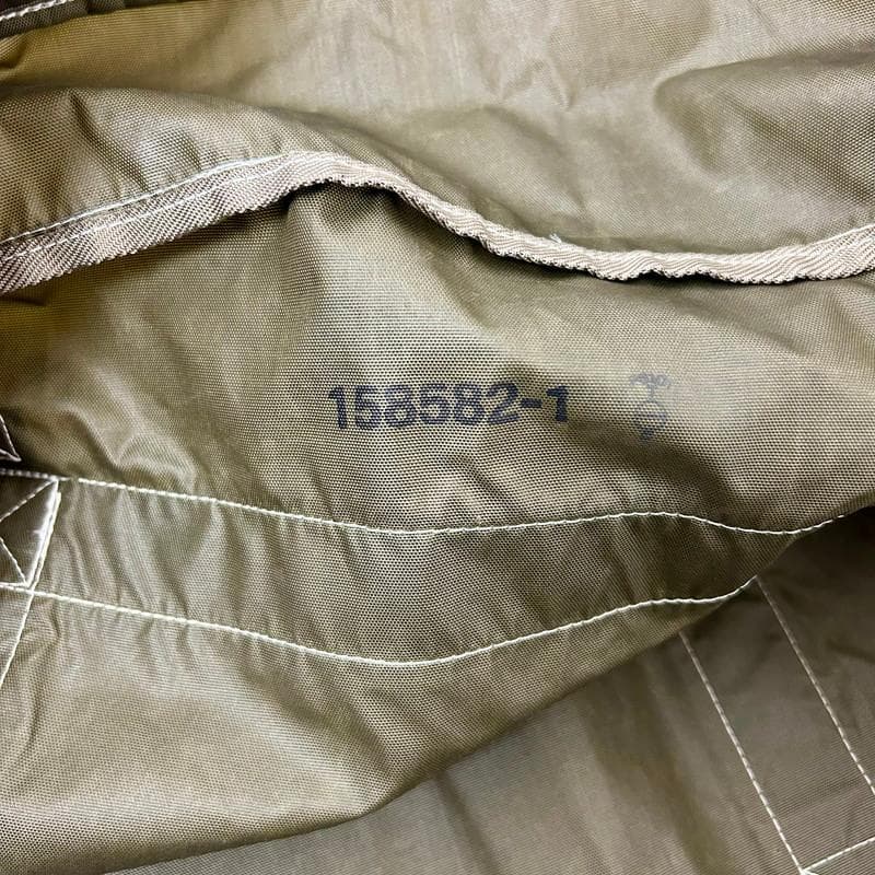 く*け様 【希少】フランス軍 AERAZUR パラシュートバッグ 65L 樹脂製