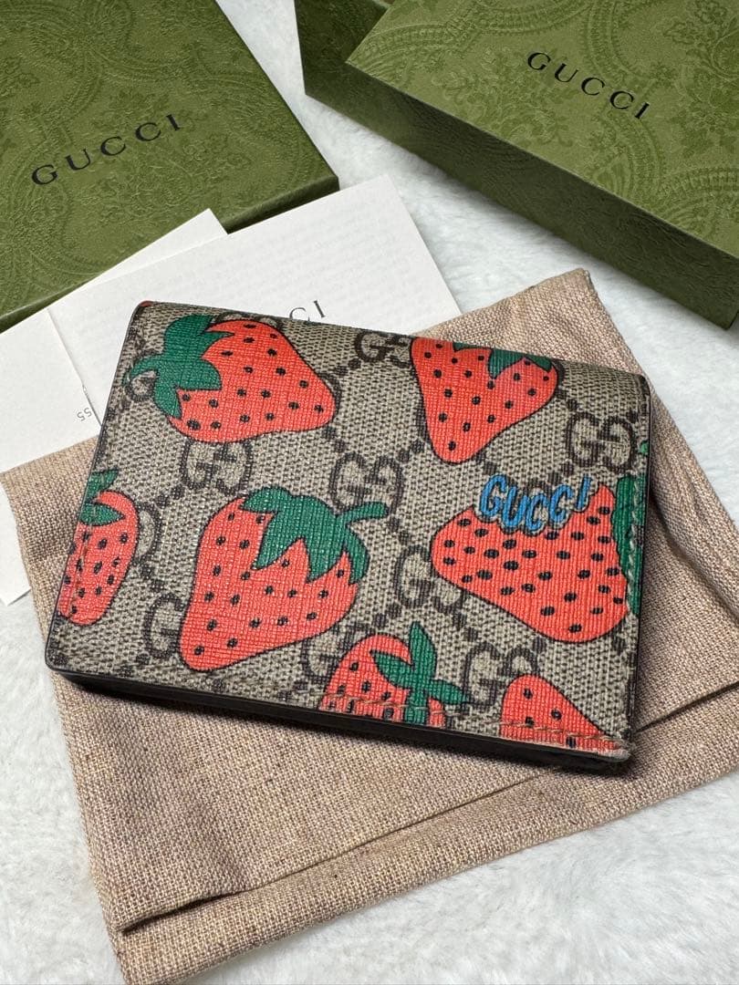 GUCCI ストロベリーパターン 二つ折り財布