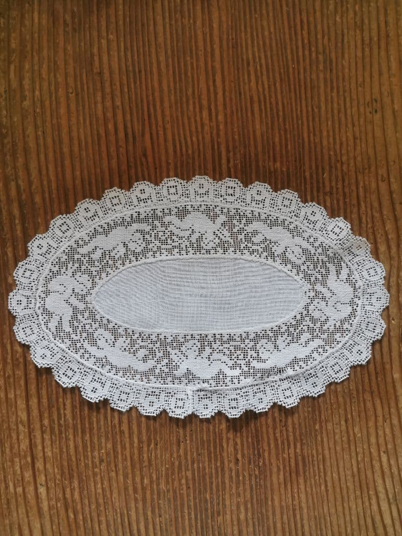 アンティーク イタリア 草花の中で遊ぶ子供の天使のフィレレース オーバルドイリー