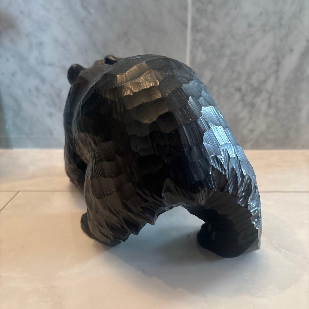 アイヌ名門堀井一族が手掛けたガラスの瞳で彫りや塗りが一級品のクマ