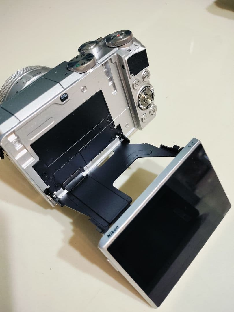 Nikon ミラーレス一眼 Nikon1 J5 ダブルレンズ 新品バッテリー付き