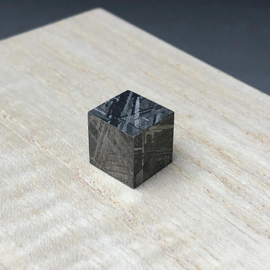 ハ*ル様 アルタイ隕石　 鉄隕石　ギベオン　原石　メテオライト 球体と立方体のセ