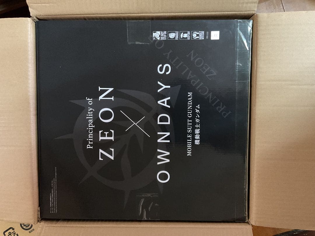 OWNDAYS × 機動戦士ガンダムZAKU HEADCASEシャア専用ザクII