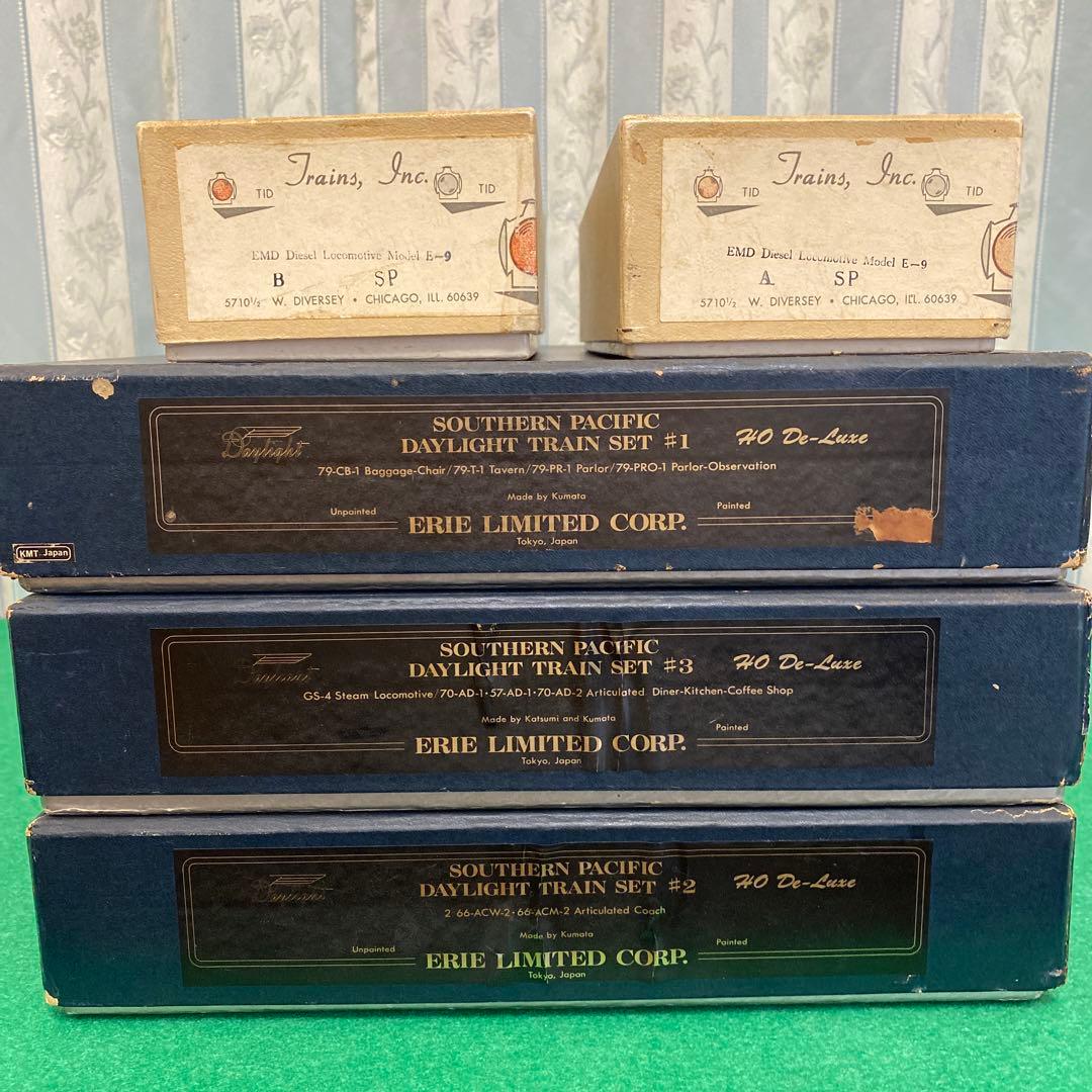 サザンパシフィックのディーゼル機関車と、蒸気機関車、客車12両