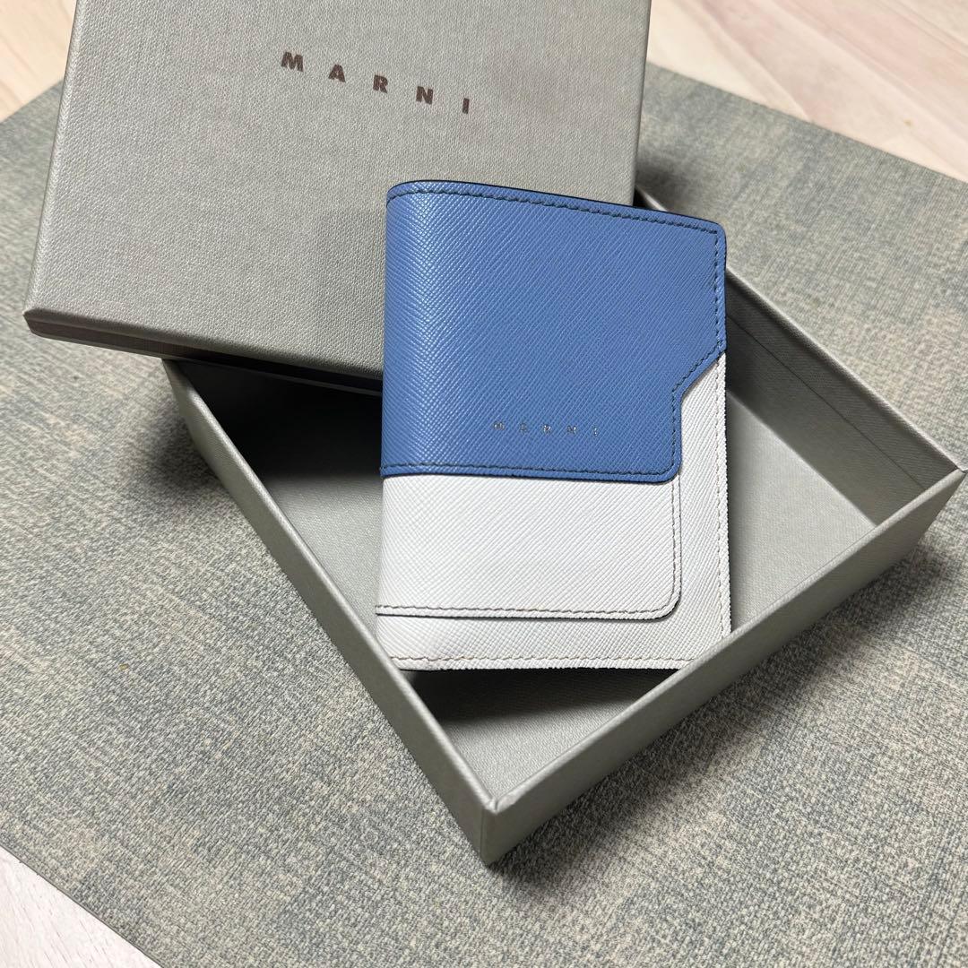 マルニ　二つ折り財布　ホワイト×ライトブルー