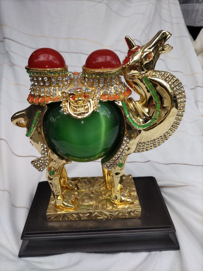 金色のキャメル置物 緑色の石付き