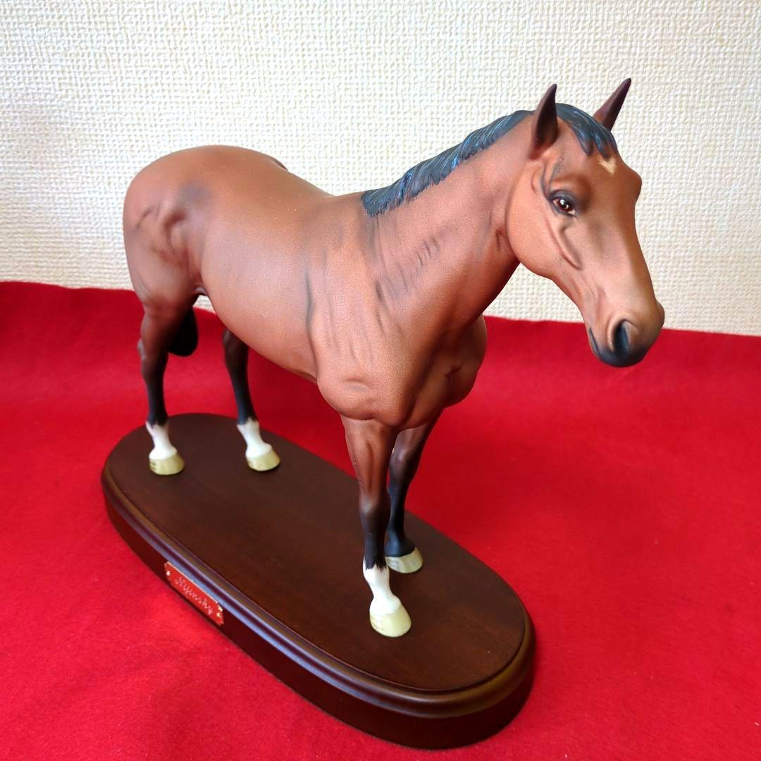 ロィヤルドルトン・不滅の英国三冠馬…Njinskyの陶器製オブジェ。