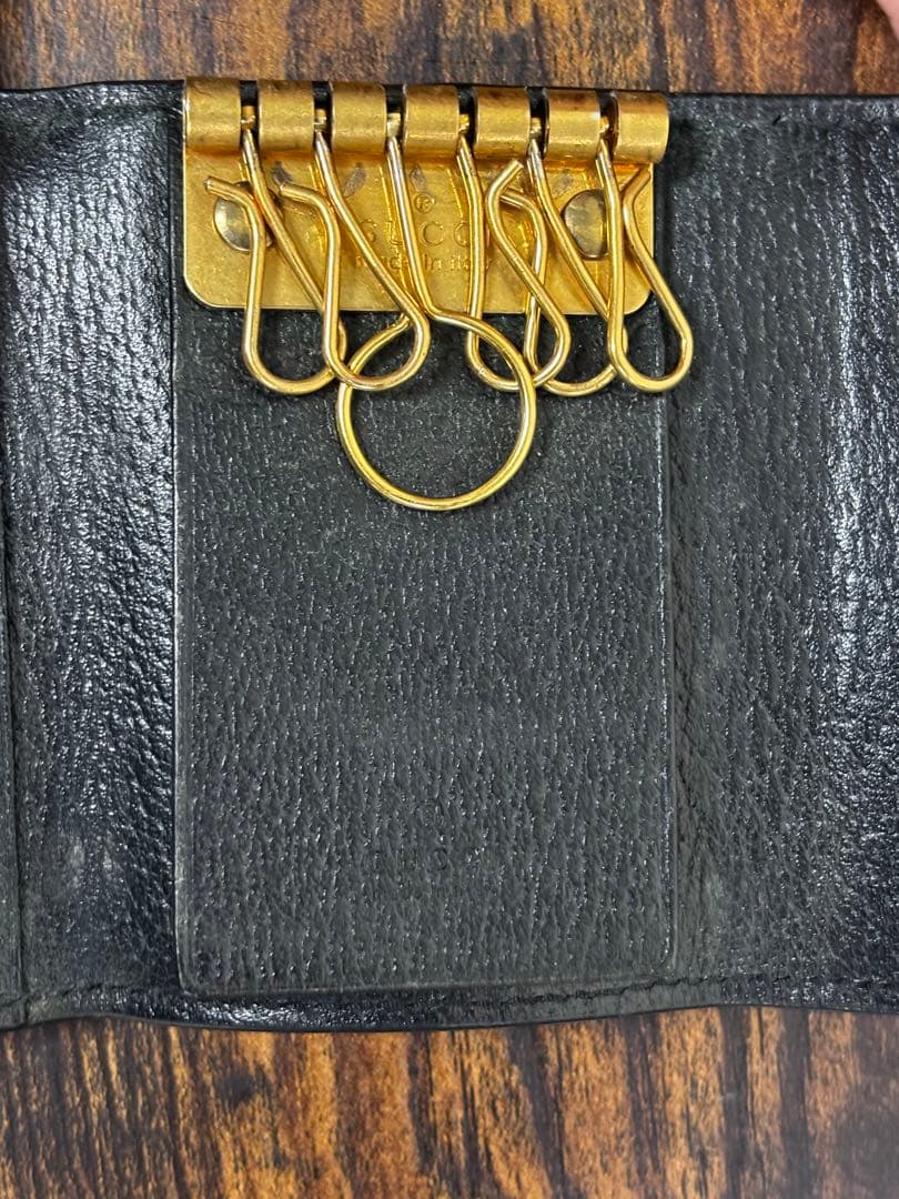 GUCCI ブラックレザーキーケース 蜂モチーフ