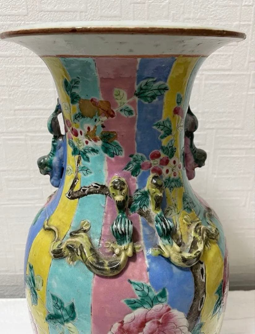 中国 旧家蔵出し 清時代 粉彩 双耳 牡丹花卉紋瓶骨董品。