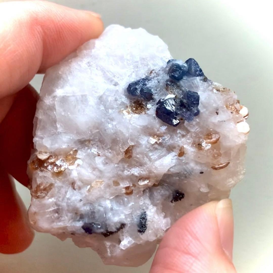 激レア！母岩の上のブルースピネルの結晶