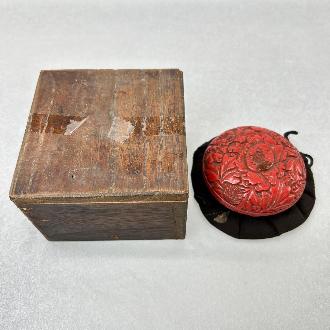 A014無形文化財村上堆朱　香合　泉山作　牡丹に唐草