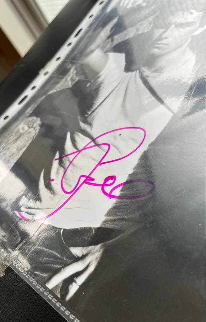 トムクルーズサイン入りモノクロポートレート