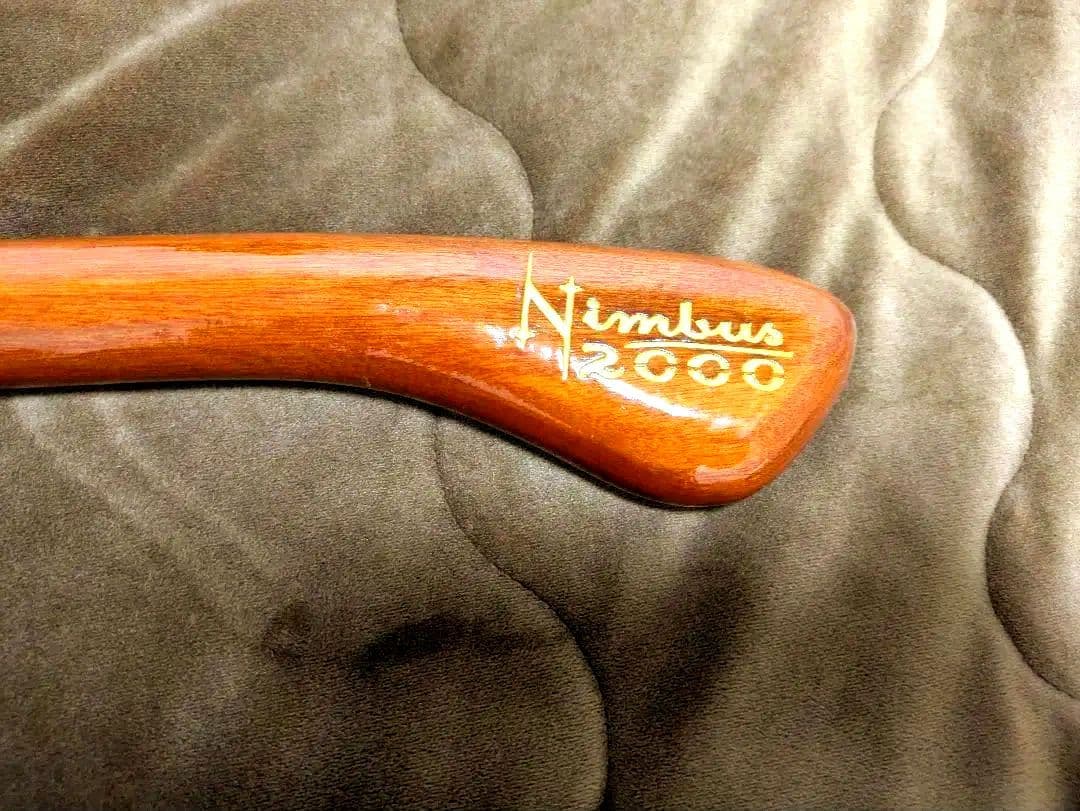 ハリー・ポッター 1/1スケールニンバス2000 プロップレプリカ