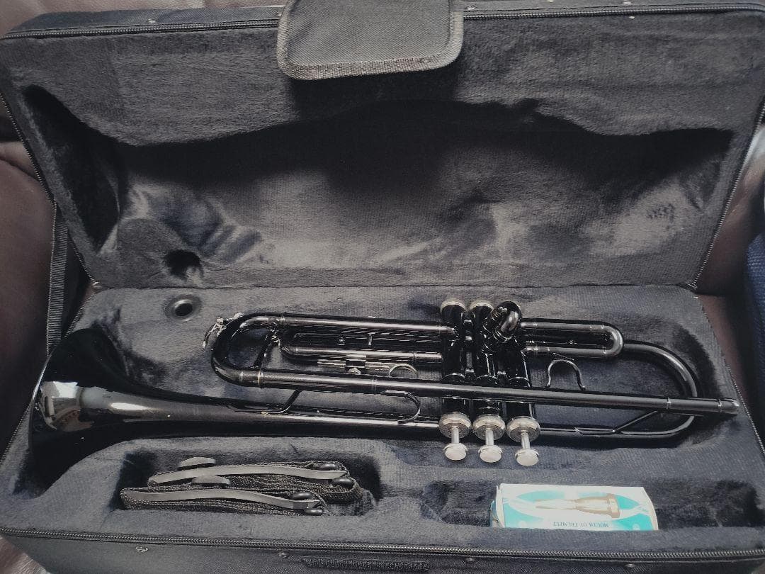 黒色 B♭トランペット 本体　未使用品
