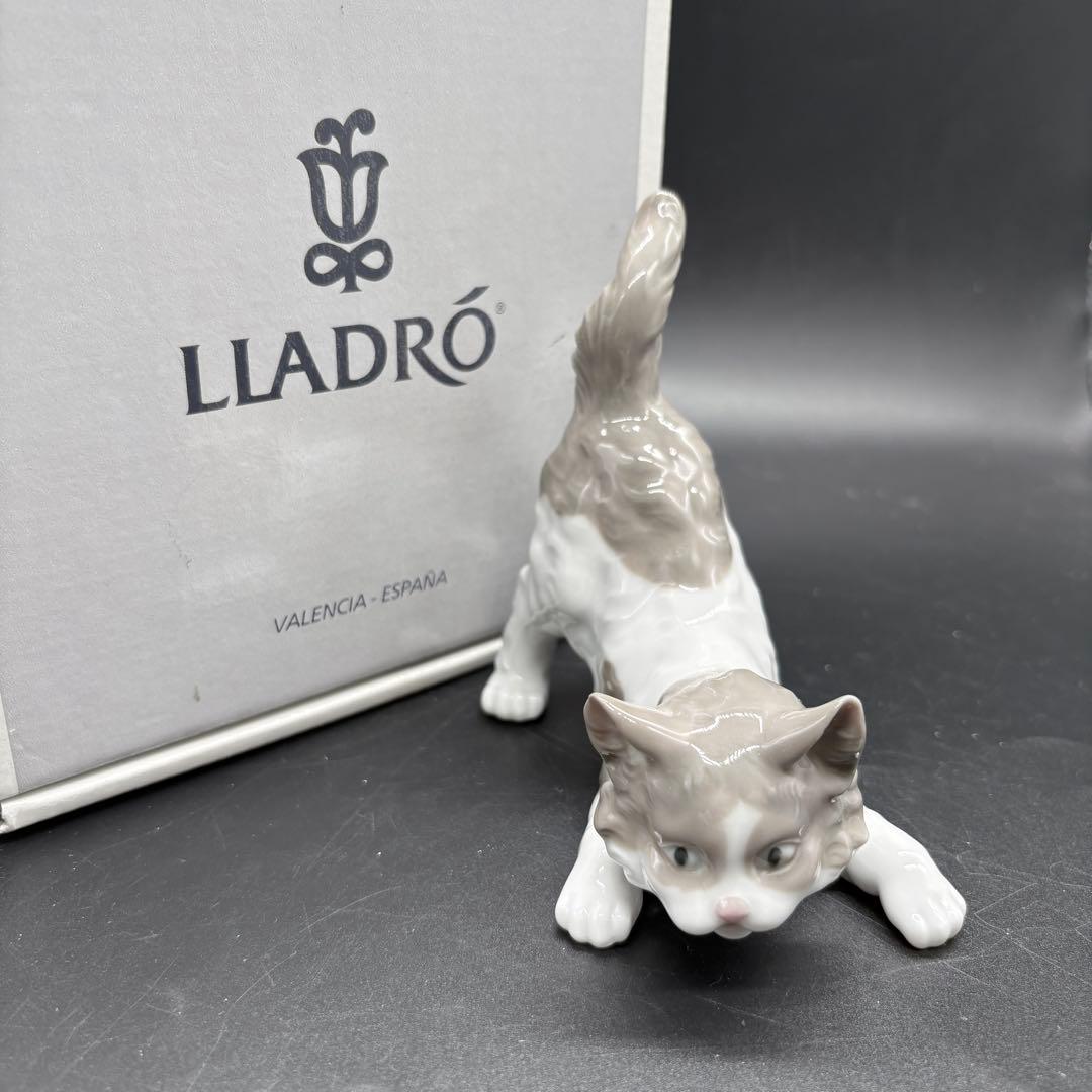 箱付き　リヤドロ フィギュリン 置物　ネコ 　尾っぽを立てる猫　no.172