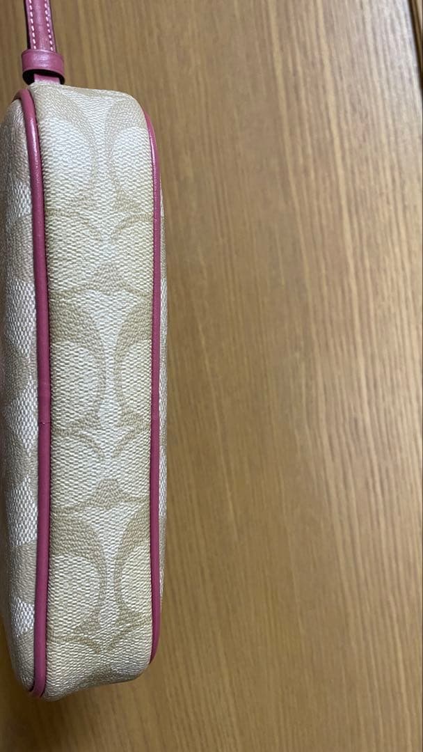 13日限定お値下げ【COACH スマホショルダーバッグ ベージュ/ピンク】