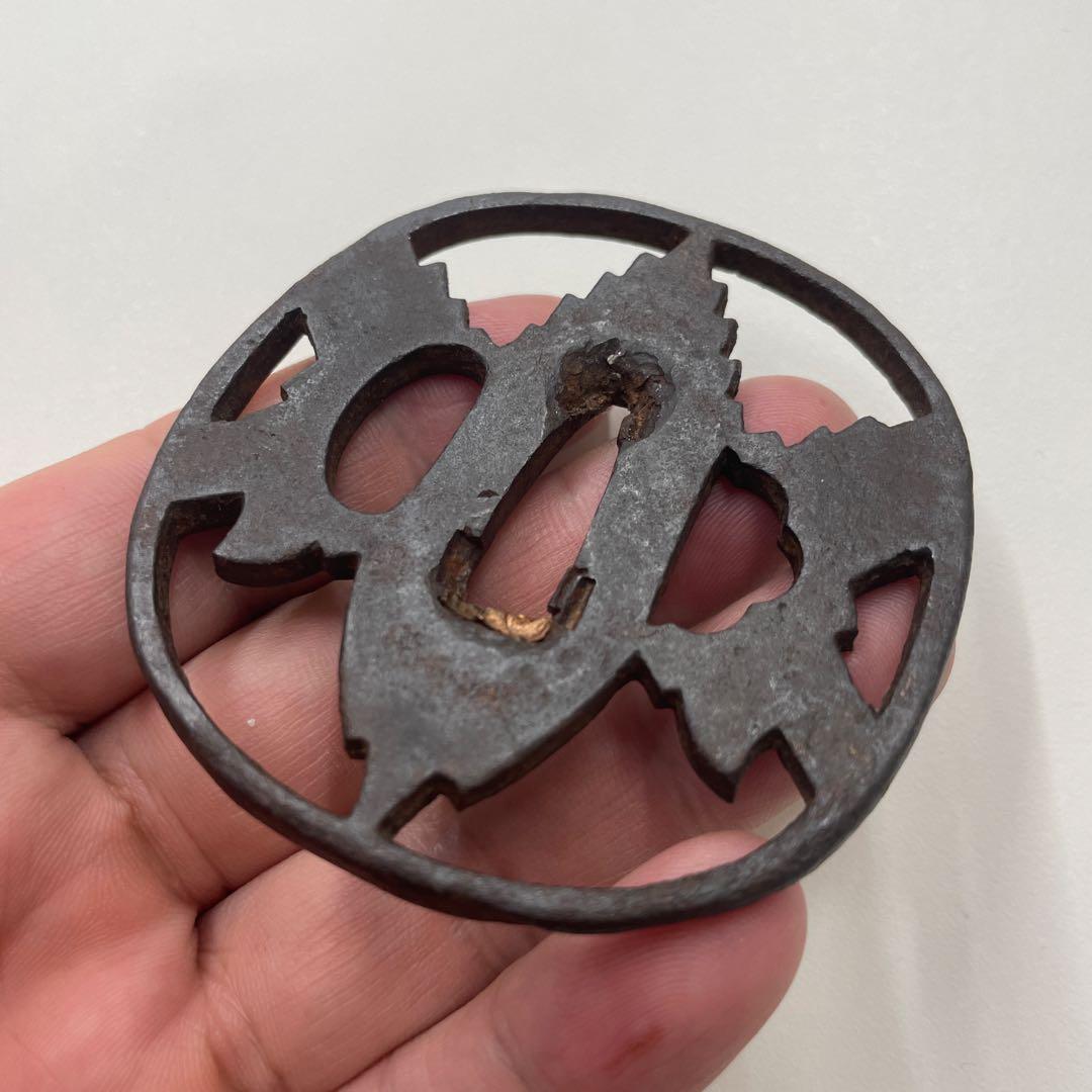 鉄製 鍔(つば) ヒイラギ図　透かし鍔　鐔