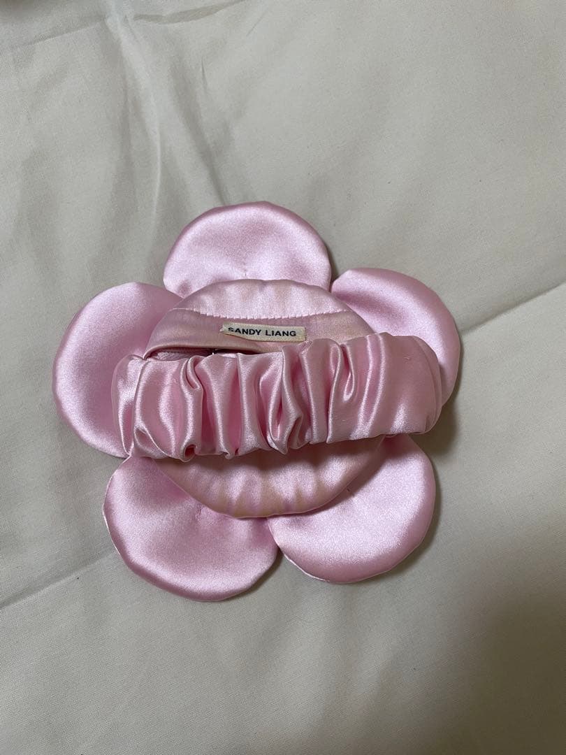 サンディーリアンSandy Liang Small Petal Wristlet