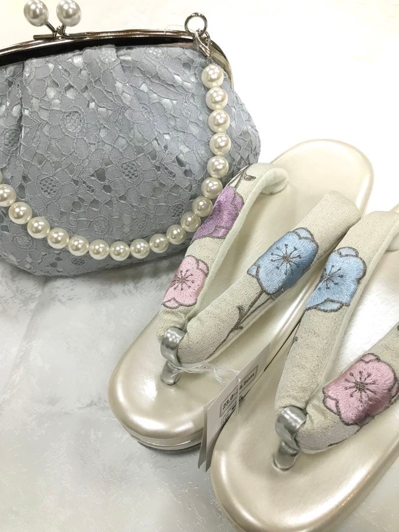 淡いグレーのバッグと花刺繍の草履セット
