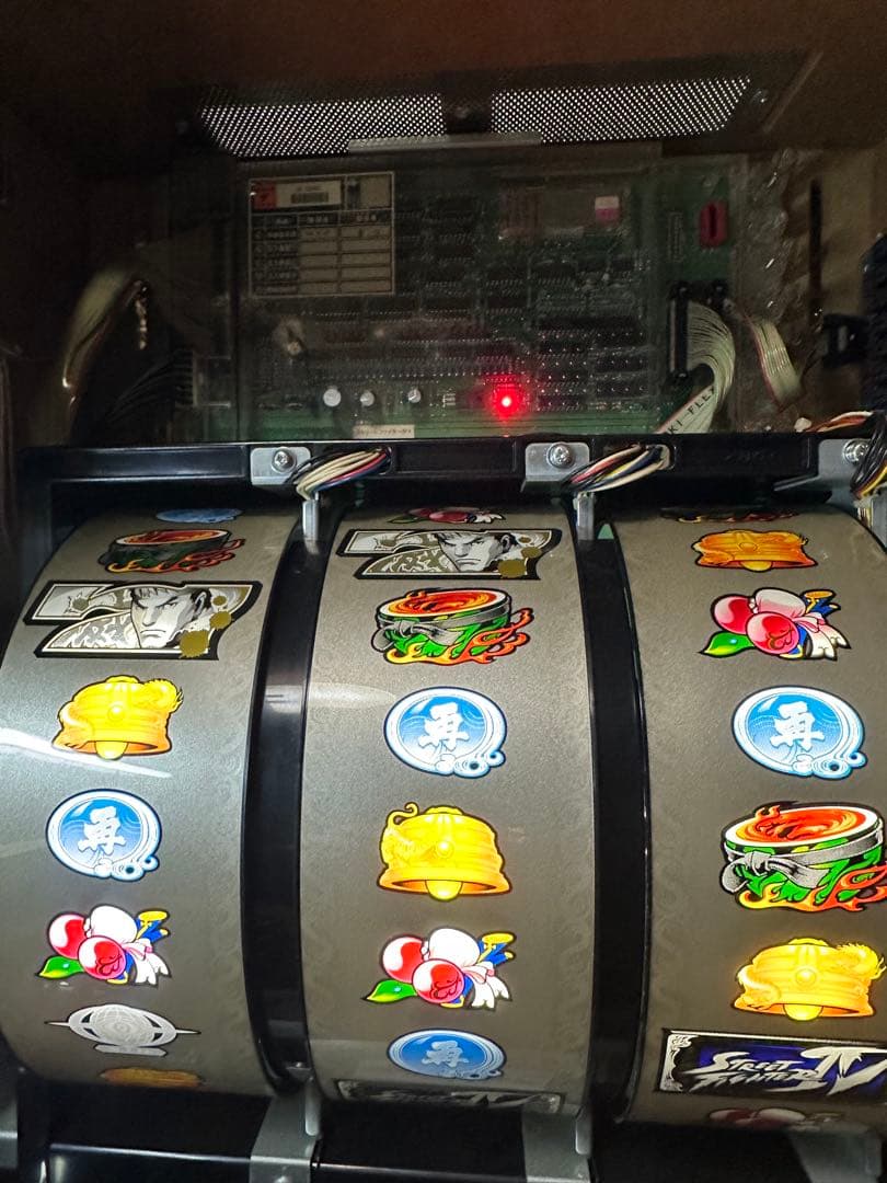 【パチスロ実機ストリートファイターⅣ】ドアキー設定キー、不要機付き！液晶良好。