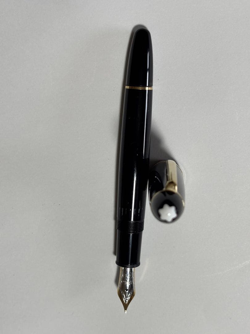 黒い万年筆 金色:星型キャップ