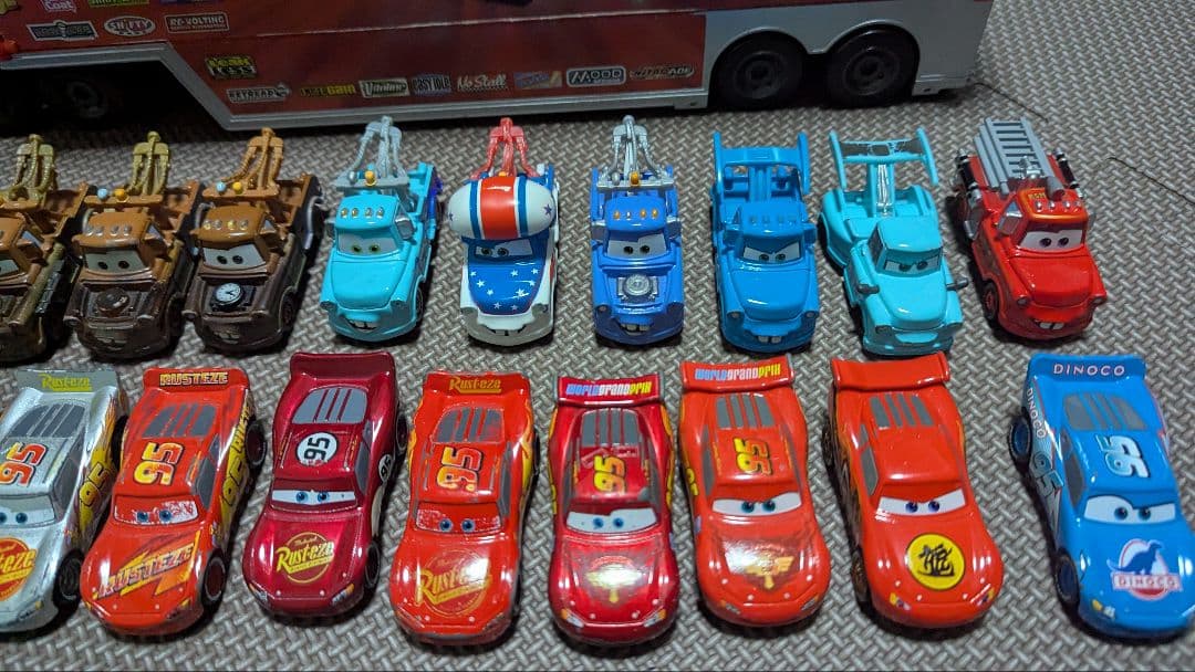 トミカ　カーズ　 約50台とマックトレーラー　バッグ付き　USED　まとめ売り