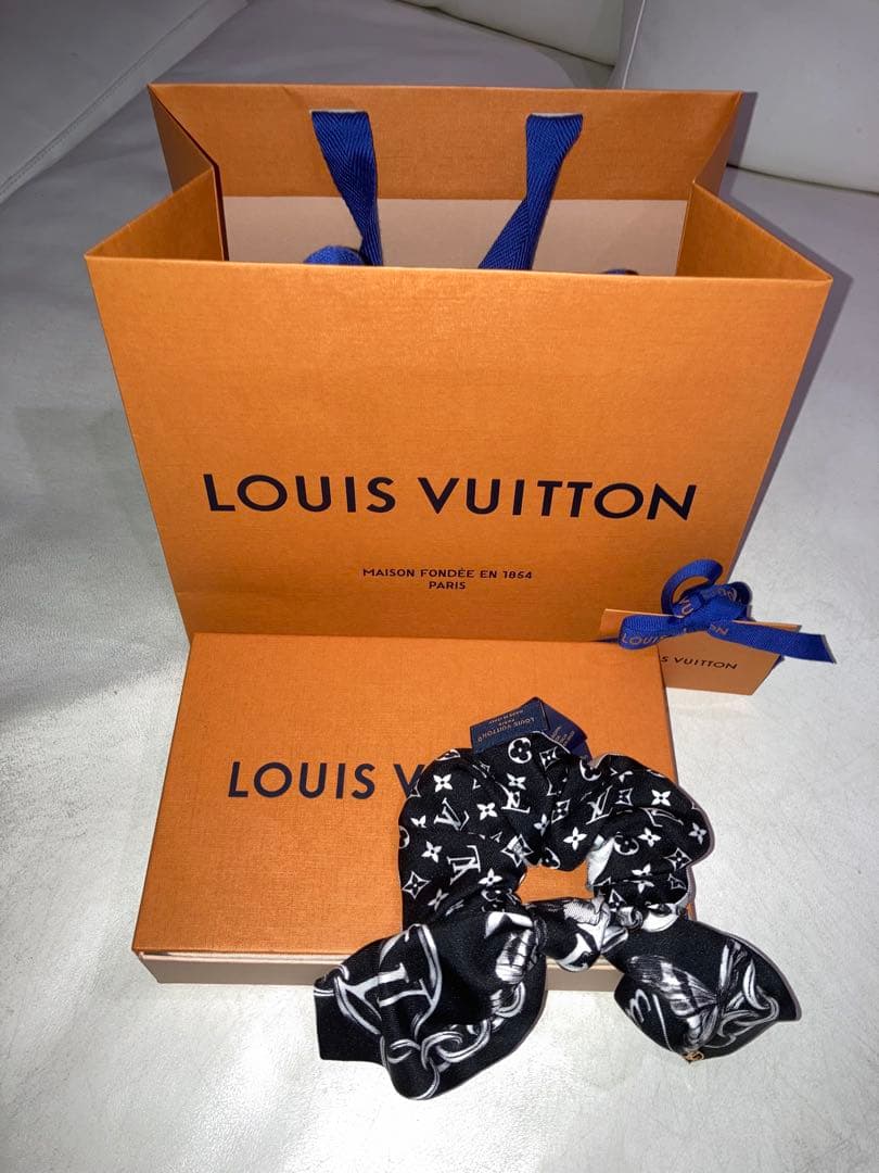 入手超々困難Vuitton最新作シュシュ