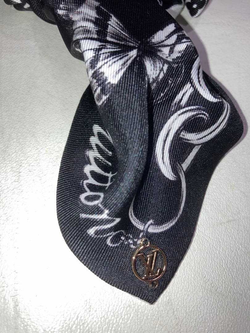 入手超々困難Vuitton最新作シュシュ