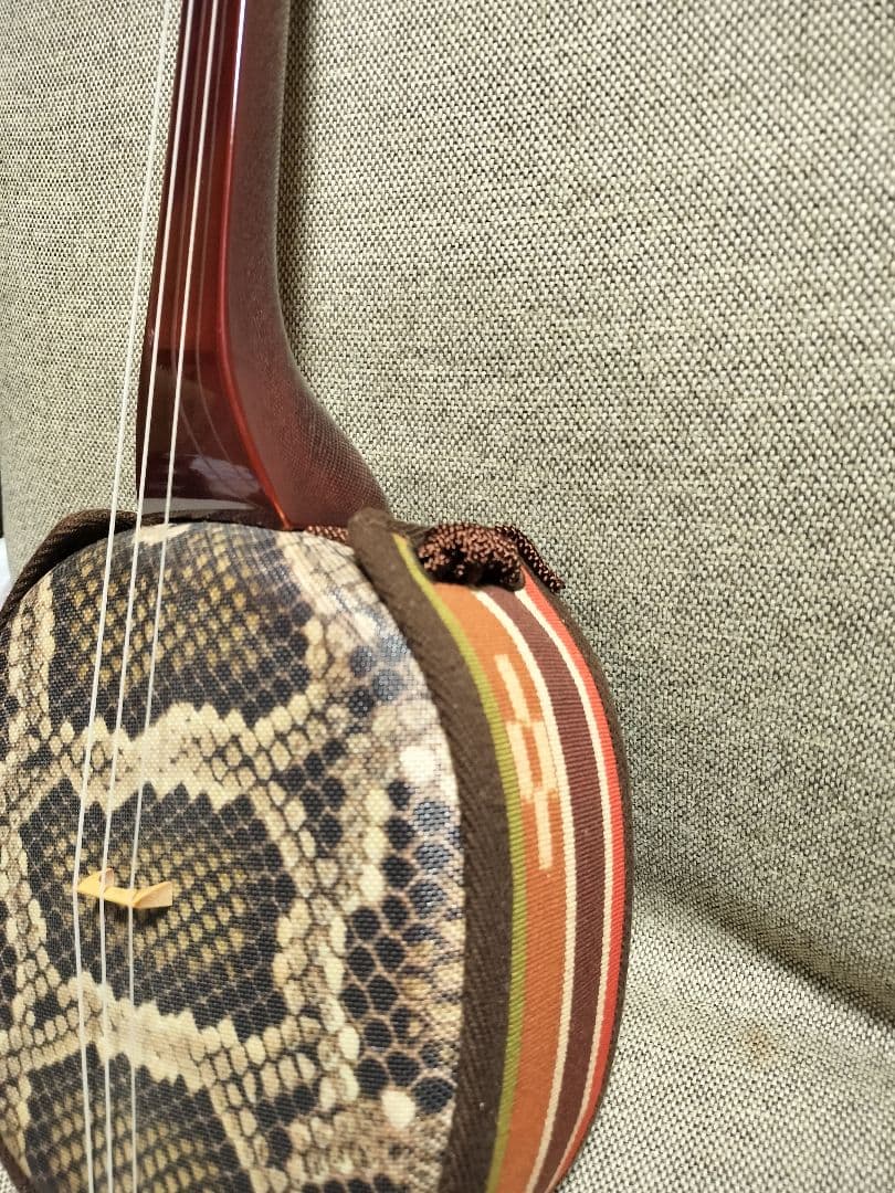 【YU-Uu】三線（合皮）ワインレッド　ミンサー織りティーガー