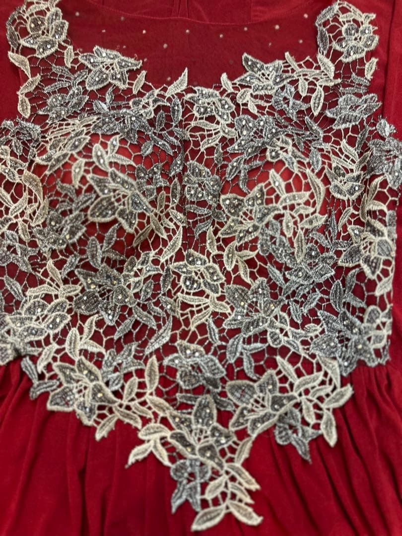 バーガンディ レース装飾付きドレス