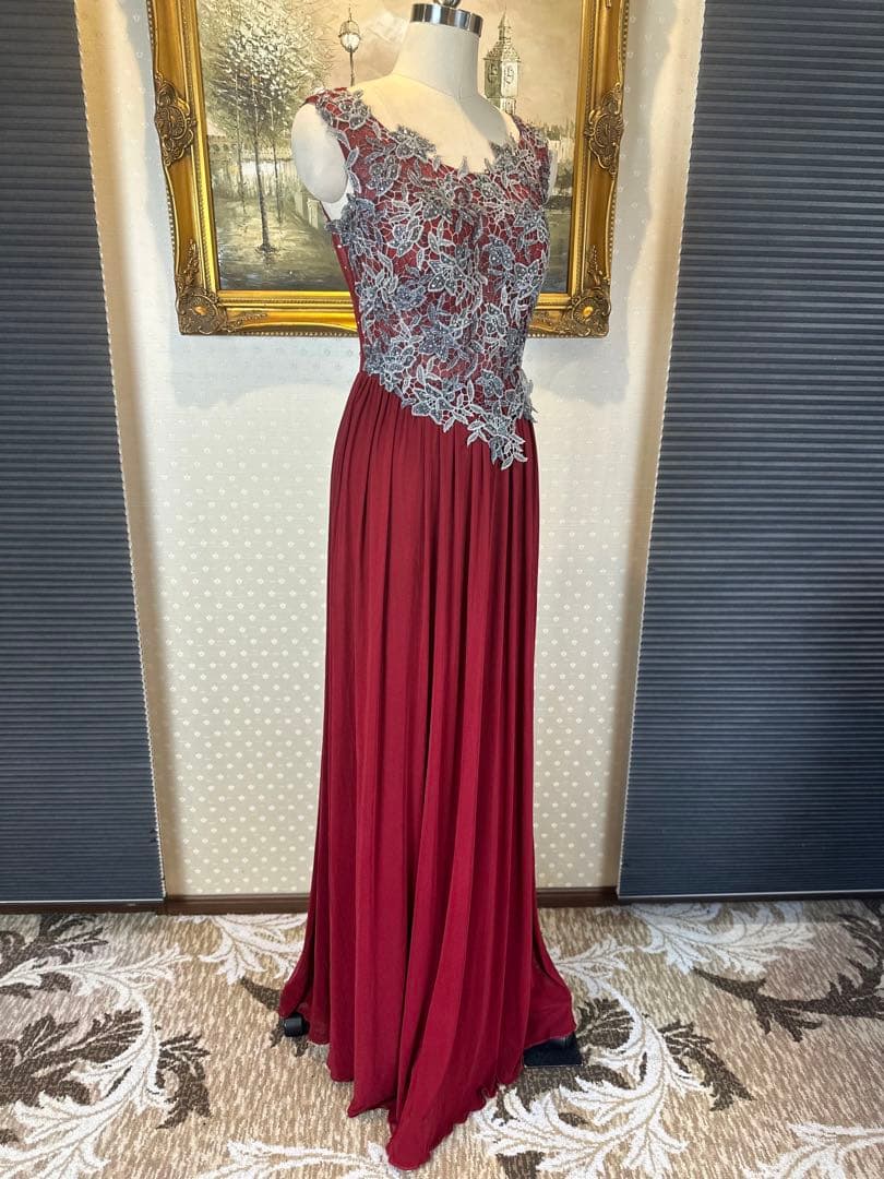 バーガンディ レース装飾付きドレス