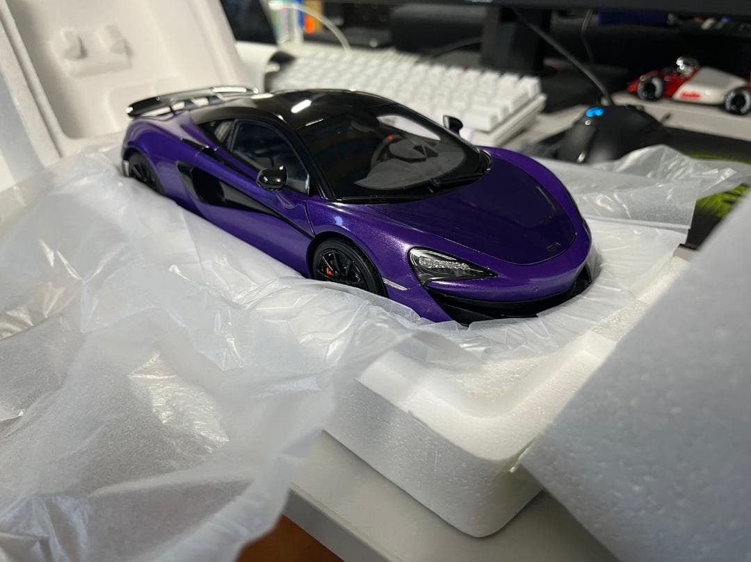 LCDモデル1/18　マクラーレン600LT・ムラサキ