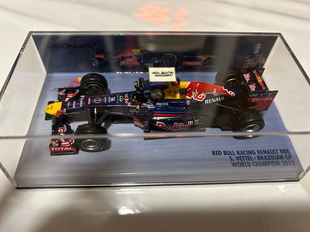 ミニチャンプス 1/43 S.ベッテル ワールドチャンピオン仕様