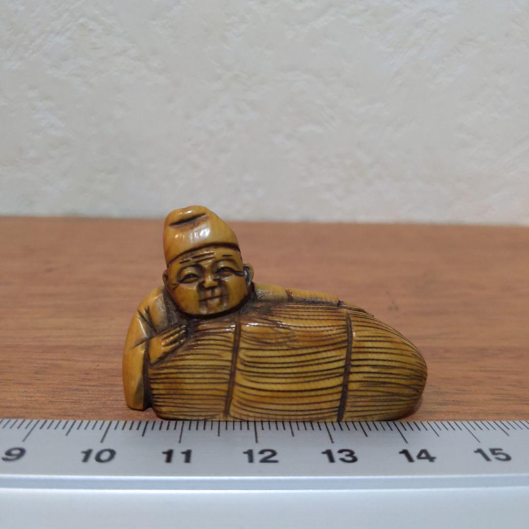 時代提物 人物根付 天然素材 在銘一之【翁と米俵】横幅約4.5cm 重さ約13ｇ