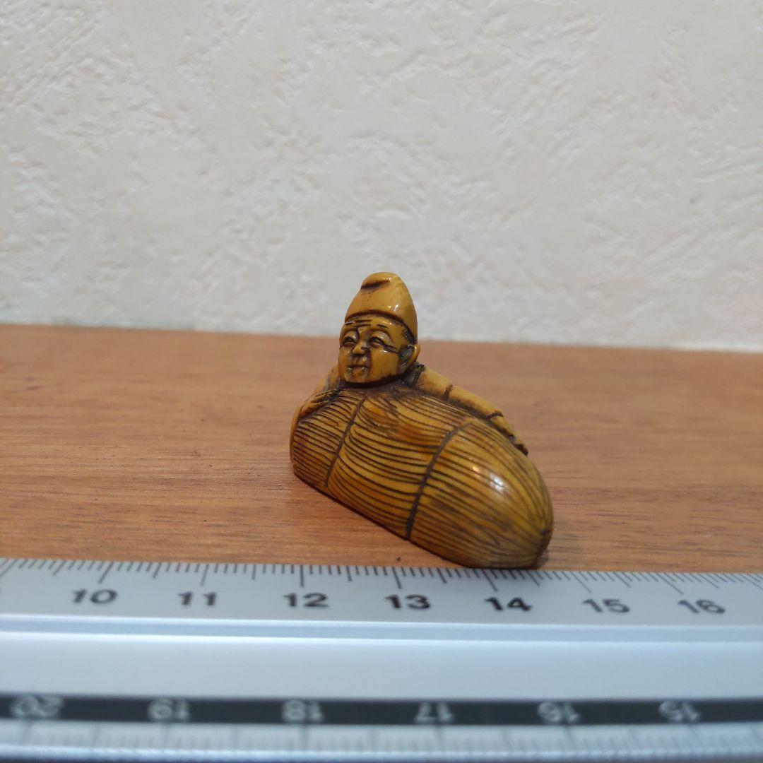 時代提物 人物根付 天然素材 在銘一之【翁と米俵】横幅約4.5cm 重さ約13ｇ