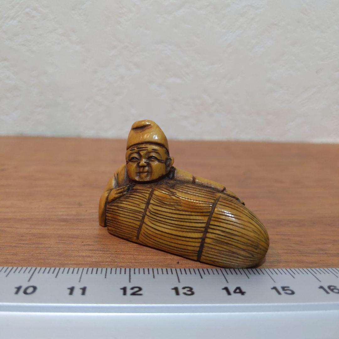 時代提物 人物根付 天然素材 在銘一之【翁と米俵】横幅約4.5cm 重さ約13ｇ