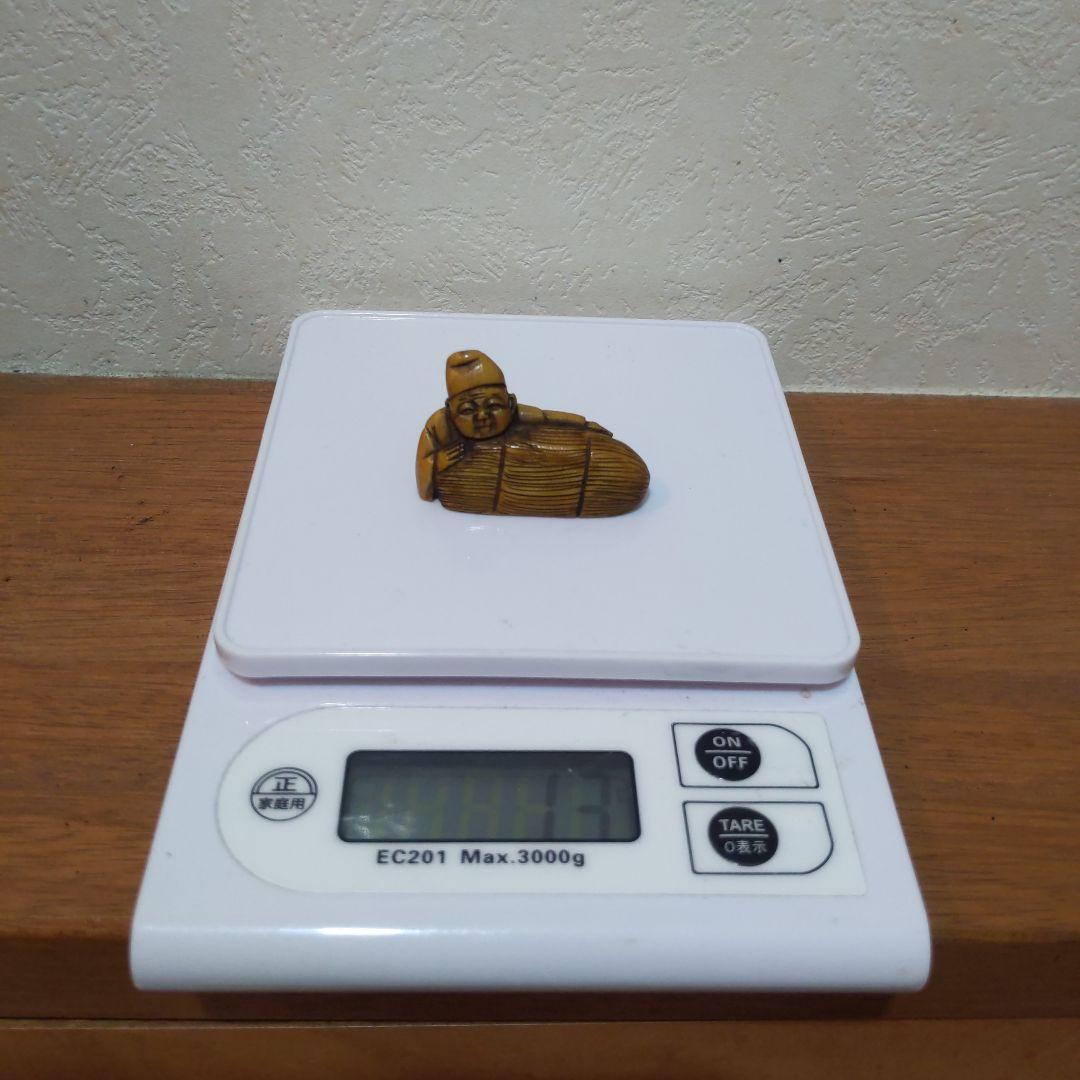 時代提物 人物根付 天然素材 在銘一之【翁と米俵】横幅約4.5cm 重さ約13ｇ