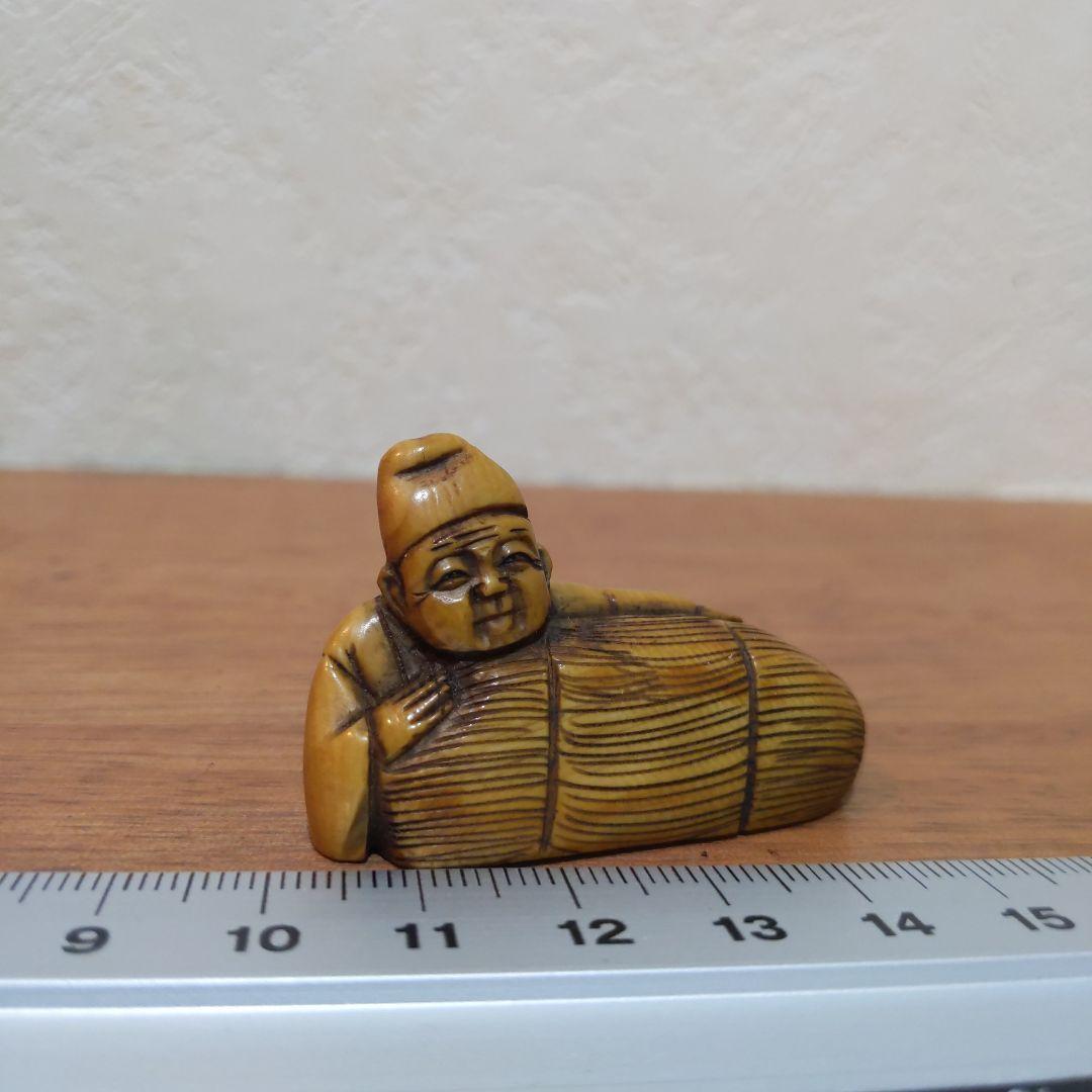 時代提物 人物根付 天然素材 在銘一之【翁と米俵】横幅約4.5cm 重さ約13ｇ