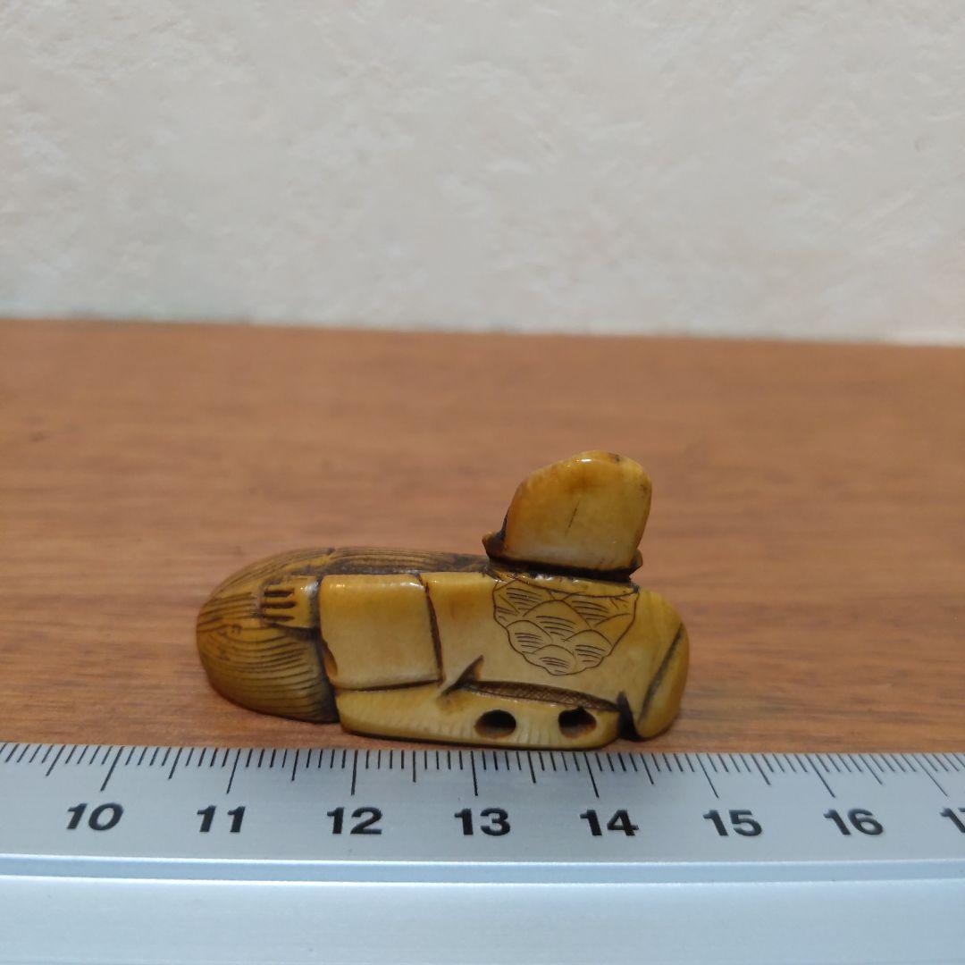 時代提物 人物根付 天然素材 在銘一之【翁と米俵】横幅約4.5cm 重さ約13ｇ