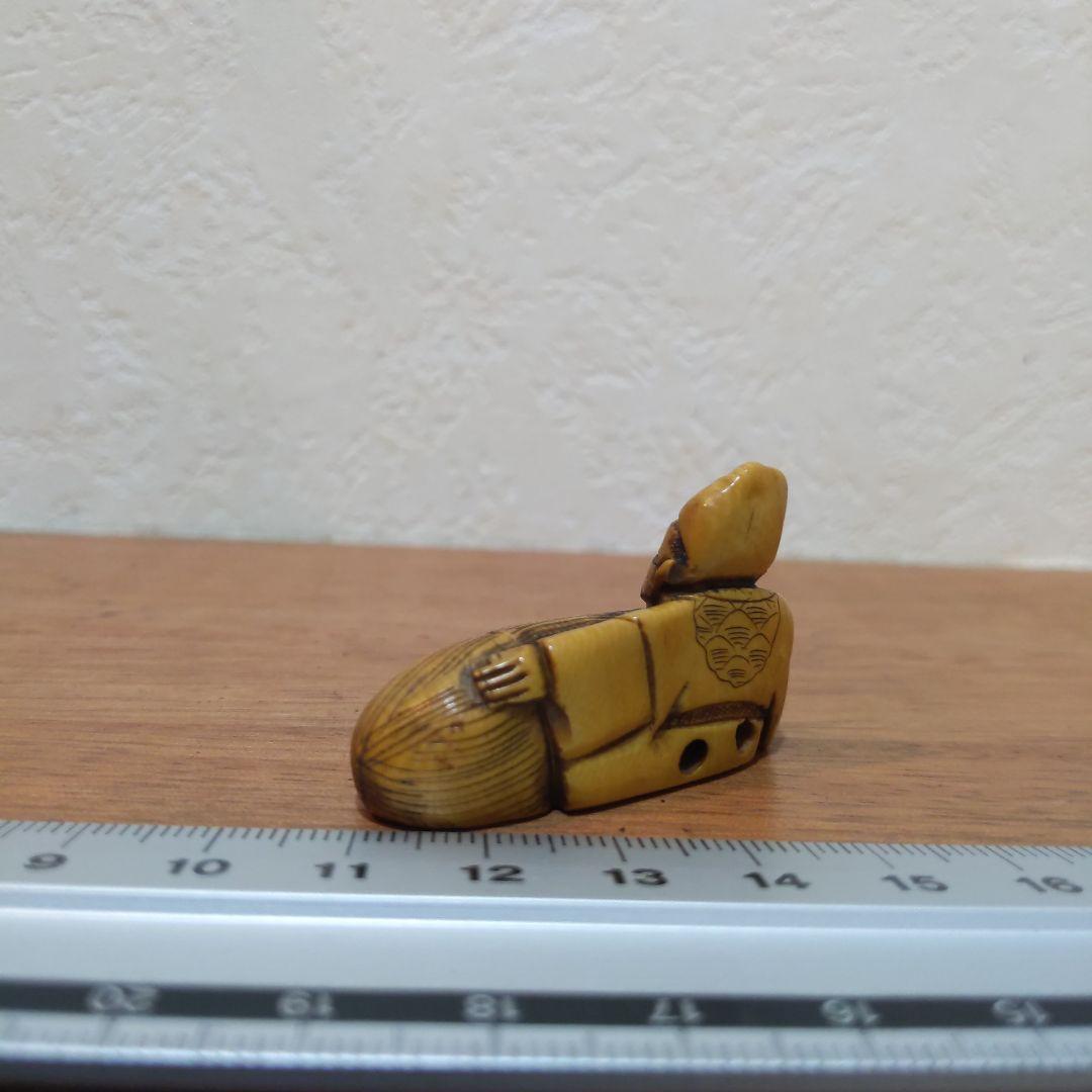時代提物 人物根付 天然素材 在銘一之【翁と米俵】横幅約4.5cm 重さ約13ｇ