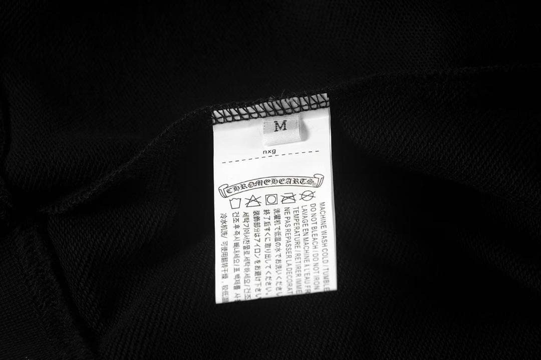 Chrome Heartsのジップアップブラックパーカー